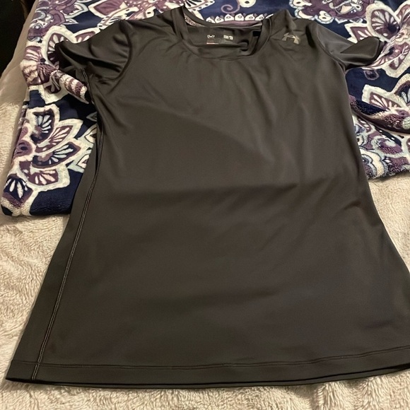 Under Armour Women's Heat Gear Active Shirt Sz M Workout Athleisure Hiking - Picture 1 of 5